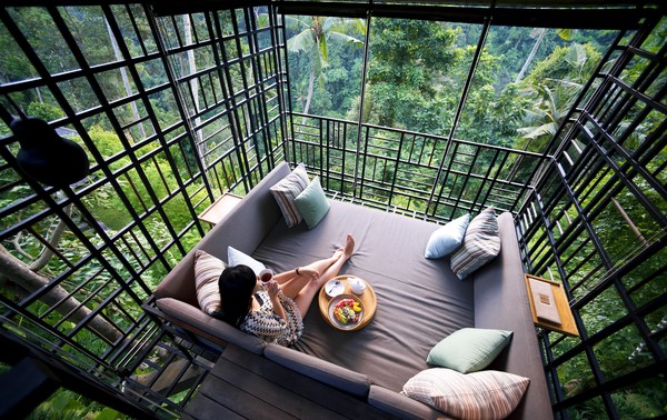 Traveler juga dapat menikmati kuliner di Cafe Gazebo. Cafe Gazebo berbentuk sangkar terbuka lengkap dengan sofa nyaman untuk menikmati pemandangan hijau. Foto: dok. Hoshinoya Bali