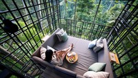 Traveler juga dapat menikmati kuliner di Cafe Gazebo. Cafe Gazebo berbentuk sangkar terbuka lengkap dengan sofa nyaman untuk menikmati pemandangan hijau. Foto: dok. Hoshinoya Bali