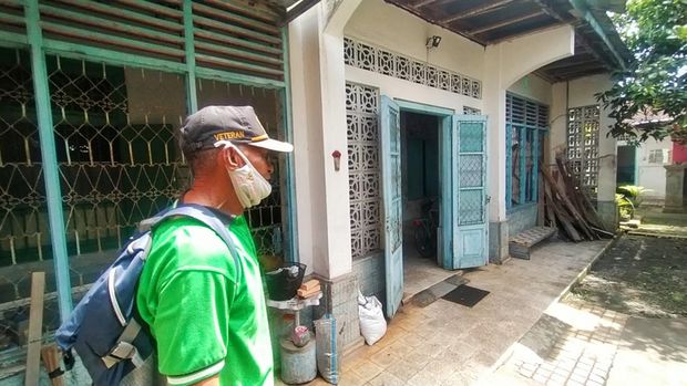 I Ketut Gede menunjukkan bangunan Toko Wong di Lelateng, Kecamatan Negara, Jembrana, Bali. Di bangunan itulah, para tahanan yang dituding anggota Partai Komunis Indonesia (PKI) di Jembrana ditawan dan dieksekusi menyusul meletusnya G30S/1965.