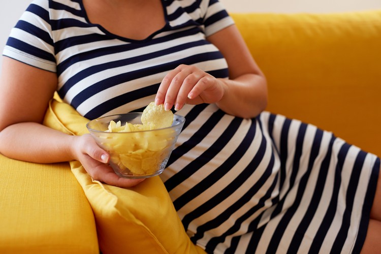 Ibu hamil makan keripik kentang