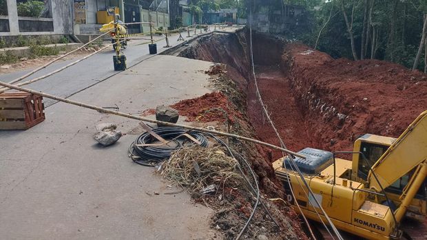 Jalan Pangkalan 1A, Bantargebang, Bekasi longsor.