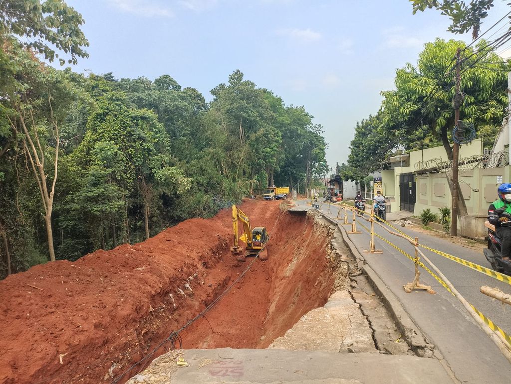 Jalan Pangkalan 1A, Bantargebang, Bekasi longsor.