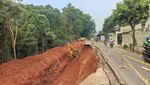 Penampakan Jalan Pangkalan 1A Bekasi Longsor