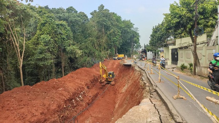 Jalan Pangkalan 1A, Bantargebang, Bekasi longsor.