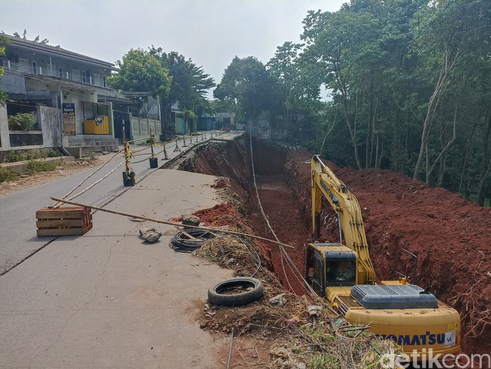 Jalan Pangkalan 1A, Bantargebang, Kota Bekasi, Jabar ditutup imbas jalan ambles akibat longsor. Warga sebut longsor terjadi sejak 2020. (Wildan N/detikcom)