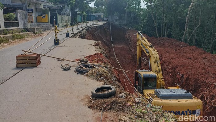 Jalan Pangkalan 1A, Bantargebang, Kota Bekasi, Jabar ditutup imbas jalan ambles akibat longsor. Warga sebut longsor terjadi sejak 2020. (Wildan N/detikcom)