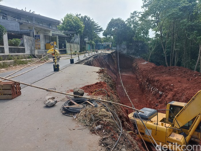 Jalan Pangkalan 1A, Bantargebang, Kota Bekasi, Jabar ditutup imbas jalan ambles akibat longsor. Warga sebut longsor terjadi sejak 2020. (Wildan N/detikcom) Jalan Pangkalan 1A, Bantargebang, Kota Bekasi, Jabar ditutup imbas jalan ambles akibat longsor. Warga sebut longsor terjadi sejak 2020. (Wildan N/detikcom)