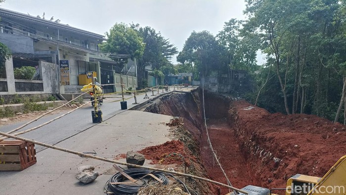 Jalan Pangkalan 1A, Bantargebang, Kota Bekasi, Jabar ditutup imbas jalan ambles akibat longsor. Warga sebut longsor terjadi sejak 2020. (Wildan N/detikcom)