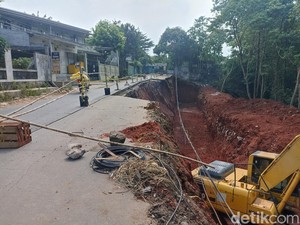 Warga Sebut Jalan Pangkalan 1A Bekasi Sudah Longsor Sejak 2020
