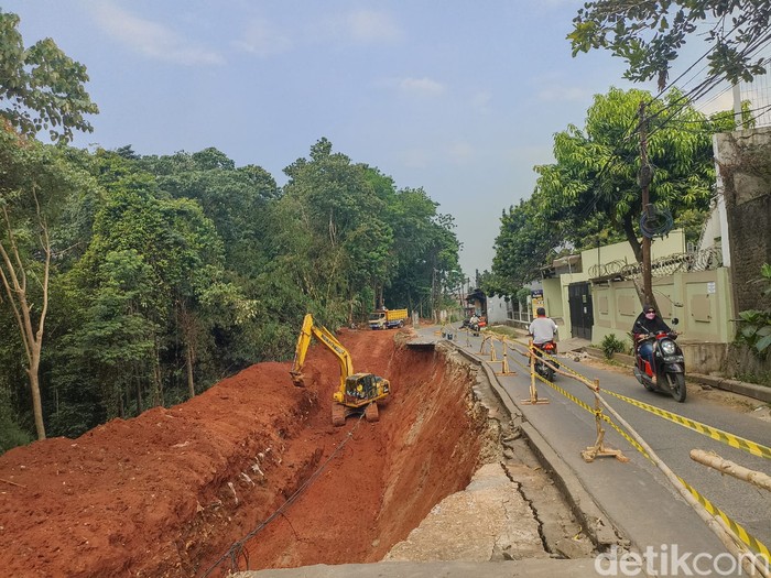 Jalan Pangkalan 1A, Bantargebang, Kota Bekasi, Jabar ditutup imbas jalan ambles akibat longsor. Warga sebut longsor terjadi sejak 2020. (Wildan N/detikcom) Jalan Pangkalan 1A, Bantargebang, Kota Bekasi, Jabar ditutup imbas jalan ambles akibat longsor. Warga sebut longsor terjadi sejak 2020. (Wildan N/detikcom)