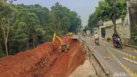 Warga yang rumahnya berdampingan dengan lokasi longsor mengatakan longsor terjadi di awal 2020 saat banjir menggenangi wilayah tersebut akibat hujan yang mengguyur semalaman. (Wildan N/detikcom)
