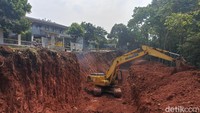 Terlihat ekskavator dikerahkan untuk proyek perbaikan jalan yang longsor tersebut (Wildan N/detikcom)