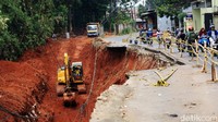 Rencananya jalan ini akan ditutup selama proses perbaikan. Proses perbaikan akan dimulai dengan pemasangan turap.
