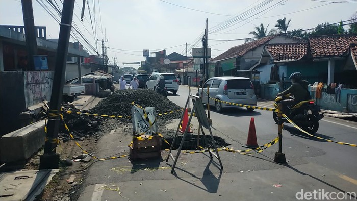 Jalan Raya Cibungbulang Bogor yang berlubang belum diperbaiki