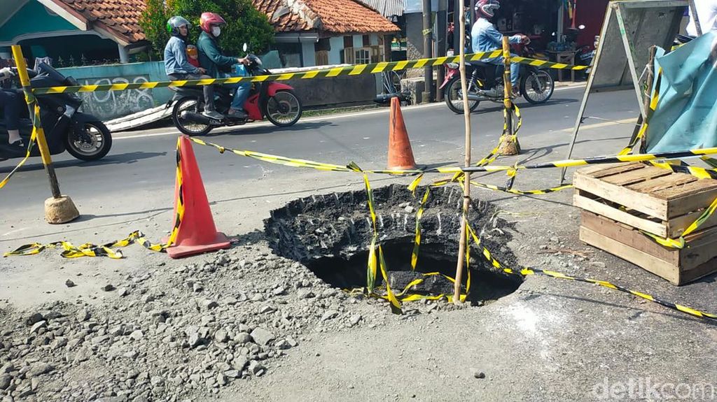 Jalan Amblas di Jl Raya Cibungbulang Bogor Belum Diperbaiki, Lalin Terganggu