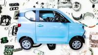 Yamamoto yang kadung penasaran akhirnya memesan satu unit Hongguang Mini EV di China untuk kemudian dibongkar dan diteliti. Dia membuka satu demi satu komponen yang terdepat di kendaraan tersebut, bahkan hingga bagian terkecil. Foto: doc. Nikkei Asia