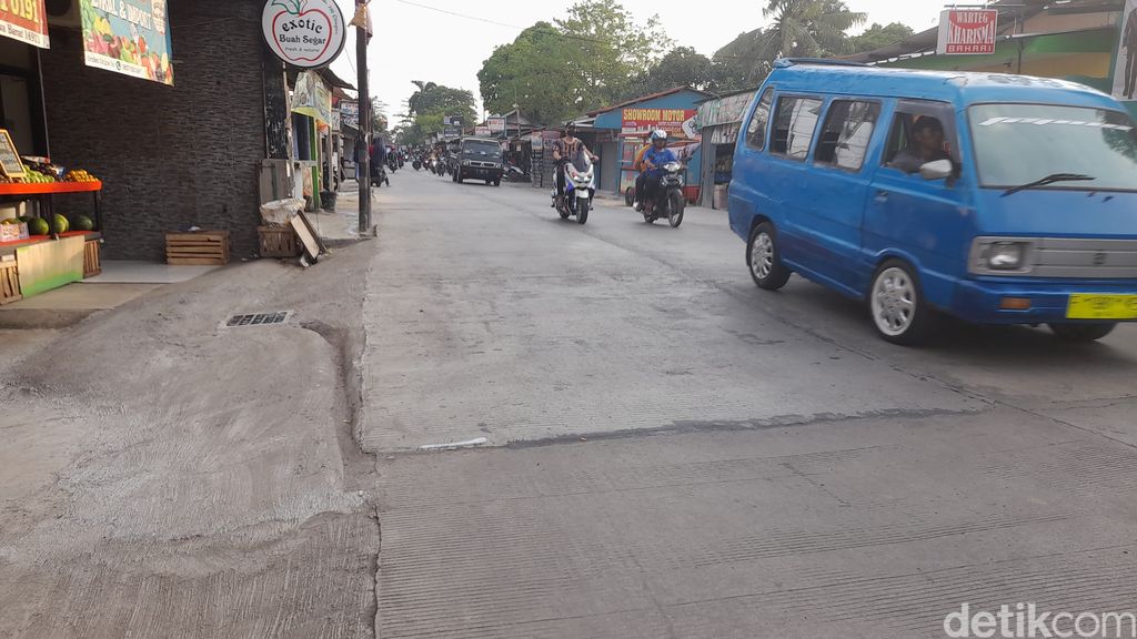 Jl Pabuaran, Kabupaten Bogor, mulai mulus. Ini foto 30 September 2022. Namun ada ruas yang masih ruask. (M Sholihin/detikcom)