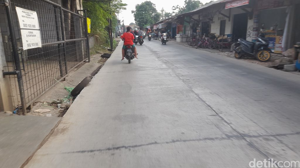 Jl Pabuaran, Kabupaten Bogor, mulai mulus. Ini foto 30 September 2022. Namun ada ruas yang masih ruask. (M Sholihin/detikcom)
