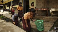 Kegiatan ini untuk mengajari siswa menjaga kebersihan.