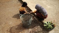 Mulai dari selokan hingga halaman dibersihkan oleh para siswa.
