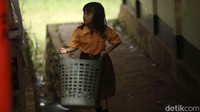 Sampah yang terkumpul diangkut menggunakan bak sampah.