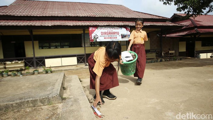 Jumat Bersih di SDN Perbatasan Sejumlah siswi menanam tanaman di SDN Pereges 06, Kalimantan Barat, Jumat (9/8/2022). Kepala Sekolah SDN Pereges 06 mengatakan sekolah ini mewajibkan anak - anak untuk mengukuti kegiatan Jumat Bersih.