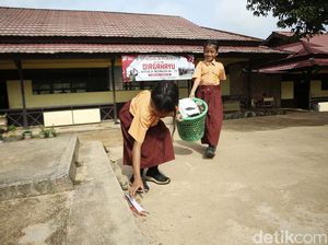 Melihat Semangat Siswa Ikuti Jumat Bersih di SDN Perbatasan