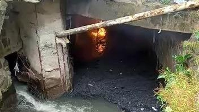 Kabel terbakar.