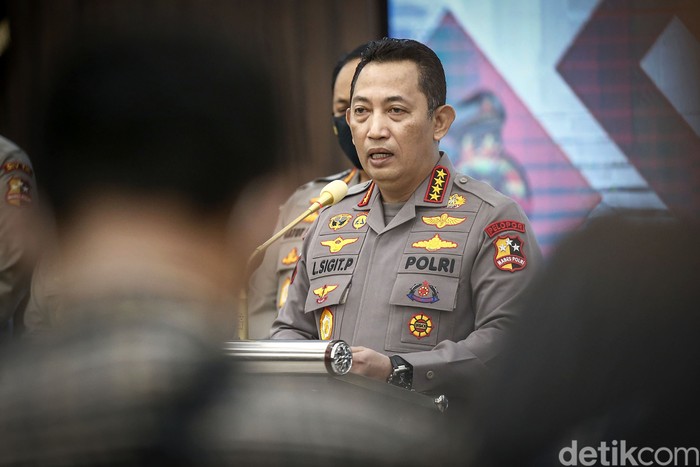 Kapolri Jenderal Listyo Sigit Prabowo memberikan keterangan pers terkait kasus penembakan Brigadir J. Kapolri menyatakan Istri Ferdy Sambo, Putri Candrawathi resmi ditahan.