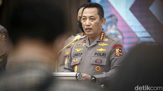 Kapolri Jenderal Listyo Sigit Prabowo memberikan keterangan pers terkait kasus penembakan Brigadir J. Kapolri menyatakan Istri Ferdy Sambo, Putri Candrawathi resmi ditahan.
