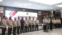 Selain Putri, ada Ferdy Sambo, Kuat Maruf, Bripka Ricky Rizal dan Bharada Eliezer yang menjadi tersangka lain dalam kasus ini. Keempat tersangka itu telah ditahan lebih dulu.