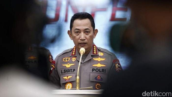 Kapolri Jenderal Listyo Sigit Prabowo memberikan keterangan pers terkait kasus penembakan Brigadir J. Kapolri menyatakan Istri Ferdy Sambo, Putri Candrawathi resmi ditahan.