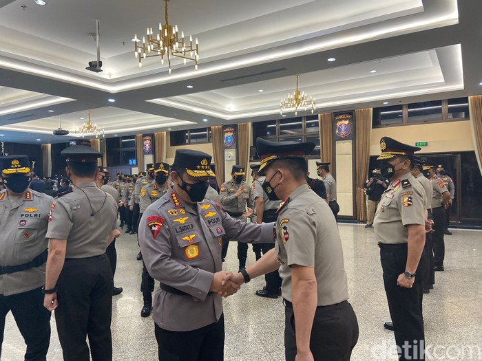 Kapolri Pimpin Upacara Kenaikan Pangkat 13 Pati Kombes Hingga Brigjen