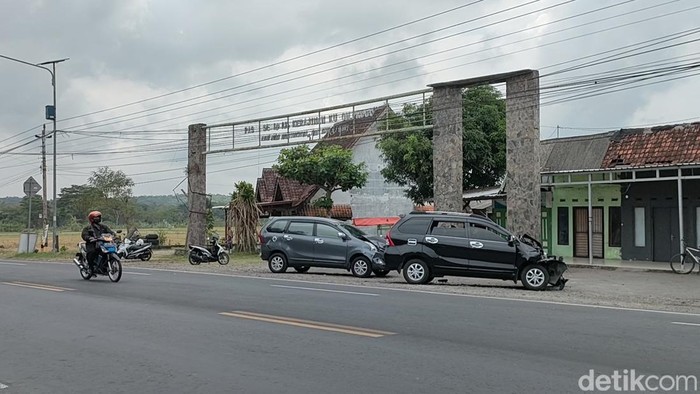 Kecelakaan beruntun di Jalan Jogja-Wates, Sentolo, Kulon Progo, Jumat (30/9/2022).
