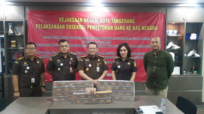 Kejari Tangerang mengeksekusi uang pidana denda dan pidana pengganti senilai Rp 2,5 miliar dari kasus korupsi dan kasus kepabeanan