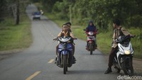 Meski berada di dekat perbatasan Malaysia, masyarakat di sini sangat toleran. Terbukti di dalam sekolah terdapat anak-anak dari suku dayak, melayu, jawa, bugis, batak dan lain sebagainya.