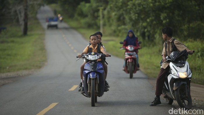 Kenal Lebih Dekat Anak-anak Sekolah Dasar di Ujung Negeri Seorang anak berjalan menuju sekolahnya di SDN 06 Pereges, Desa Seluas, Kabupaten Bengkayang, Kalimantan Barat. Kepala Sekolah SDN 06 Pereges Muhammad Aspar menjelaskan SDN 06 Sereges terletak di Desa Seluas, yang tidak jauh dengan perbatasan Malaysia, yaitu daerah Serikin lebih kurang 18 km dari sekolah ini.