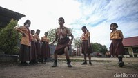 Mereka juga bermain permainan tradisional bersama sebelum jam masuk kelas, nampak keragaman budaya tak menjadi pembeda meski berada di ujung negeri.