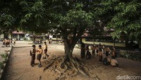 Hanya saja karena siswanya banyak, terkadang ada anak yang masih belum dapat. Harapannya kuota ditambah lagi, karena siswa banyak, seharusnya dapatnya lebih banyak.