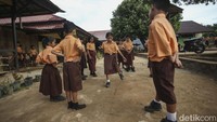 Jumlah siswa dan siswi disini berjumlah 262 anak dan gurunya berjumlah 17 orang. Berada di ujung negeri Program Indonesia Pintar (PIP) turut dirasakan anak-anak di sekolah ini.