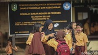 Lewat Program Indonesia Pintar atau PIP, sekolah ini setiap tahunnya bisa mendapat bantuan. Dana tersebut sangat membantu anak-anak untuk membeli pakaian, buku tulis, tas, sepatu, dan lain sebagainya.