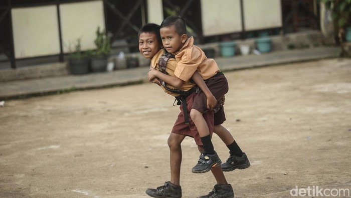 Seorang anak berjalan menuju sekolahnya di SDN 06 Pereges, Desa Seluas, Kabupaten Bengkayang, Kalimantan Barat. Kepala Sekolah SDN 06 Pereges Muhammad Aspar menjelaskan SDN 06 Sereges terletak di Desa Seluas, yang tidak jauh dengan perbatasan Malaysia, yaitu daerah Serikin lebih kurang 18 km dari sekolah ini.