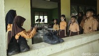 Keragaman suku juga dieratkan dengan aturan sekolah yang mewajibkan anak-anak menyanyikan lagu wajib Indonesia Raya sebelum masuk ke kelas dan saat akan pulang sekolah anak-anak diwajibkan menyanyikan lagu daerah.