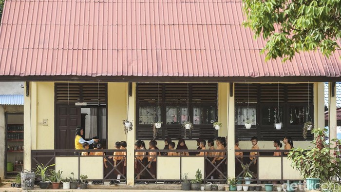 Kenal Lebih Dekat Anak-anak Sekolah Dasar di Ujung Negeri Seorang anak berjalan menuju sekolahnya di SDN 06 Pereges, Desa Seluas, Kabupaten Bengkayang, Kalimantan Barat. Kepala Sekolah SDN 06 Pereges Muhammad Aspar menjelaskan SDN 06 Sereges terletak di Desa Seluas, yang tidak jauh dengan perbatasan Malaysia, yaitu daerah Serikin lebih kurang 18 km dari sekolah ini.