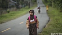 Seorang anak berjalan menuju sekolahnya di SDN 06 Pereges, Desa Seluas, Kabupaten Bengkayang, Kalimantan Barat. Kepala Sekolah SDN 06 Pereges Muhammad Aspar menjelaskan SDN 06 Sereges terletak di Desa Seluas, yang tidak jauh dengan perbatasan Malaysia, yaitu daerah Serikin lebih kurang 18 km dari sekolah ini.
