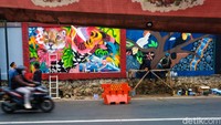 Berbagai tema mural dilukis oleh para seniman ini sehingga mempercantik tembok.