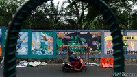 Sejumlah pengendara melintas di Jalan Saco. 