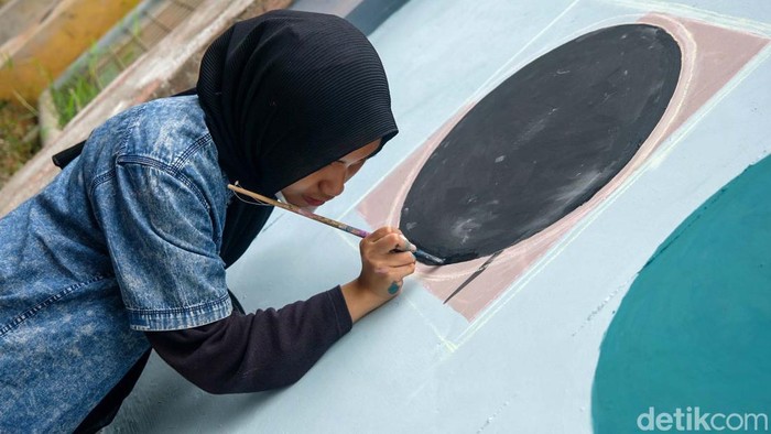 Keren! Mural Warna-warni Ini Hiasi Tembok Ragunan Tembok di Taman Margasatwa Ragunan, Jakarta Selatan, dipercantik oleh mural warna-warni. Tujuannya, untuk mencegah aksi vandalisme.