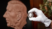 Raja Charles secara pribadi menyetujui patung itu dan disebut senang dengan gambar tersebut. Sisi lain dari koin adalah salinan desain yang digunakan pada Mahkota 1953 yang dibuat untuk memperingati penobatan Ratu. (DW News)