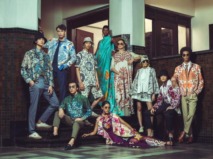 Koleksi kain batik Era yang penuh teknik lipatan dan draperi. Kain tersebut dipadukan bersama atasan model kebaya yang dibuat begitu modern.